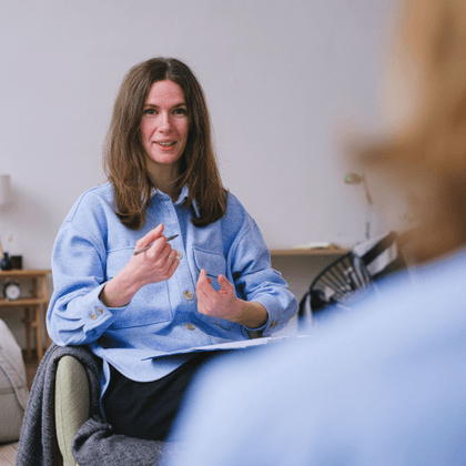A Vilij expert in conversation
